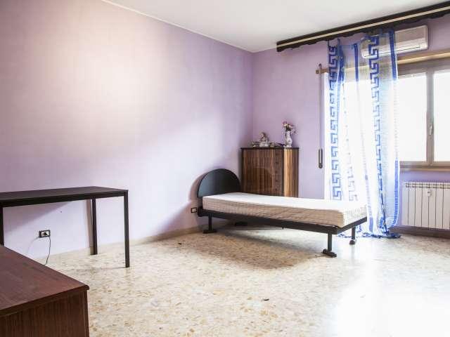 Camera in appartamento condiviso con 3 posti letto nel quartiere Gordiani di Roma