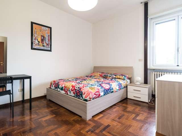 Camera arredata in appartamento con 5 camere da letto a Niguarda, Milano