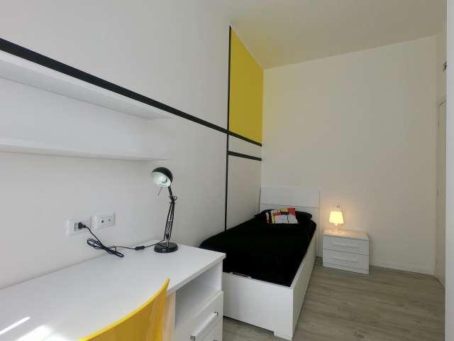 Camera arredata in appartamento con 5 camere da letto a Loreto, Milano