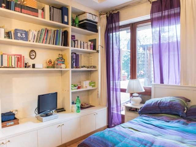 Camera arredata in appartamento con 5 camere da letto a Trieste, Roma