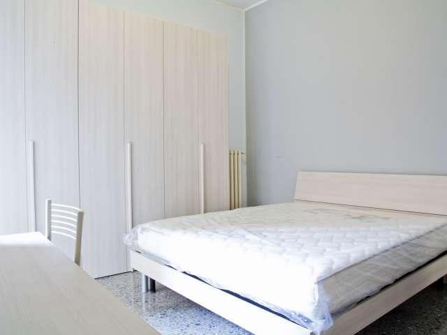 Camera doppia in appartamento con 3 camere da letto a Tuscolano, Roma