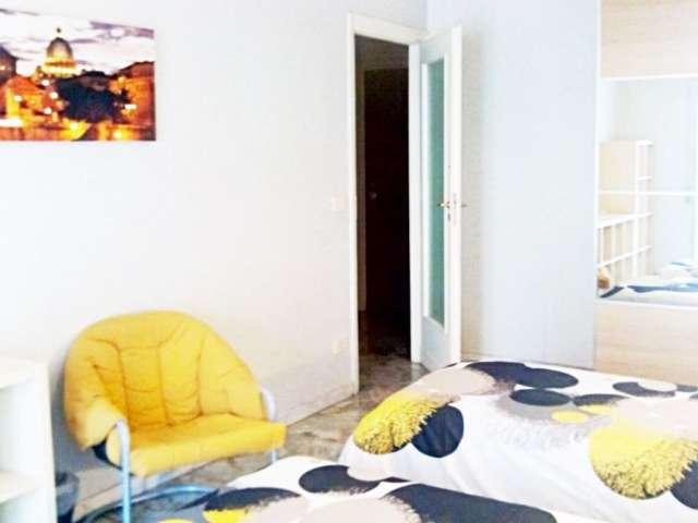 Camera doppia in appartamento con 3 camere da letto a Centocelle, Roma