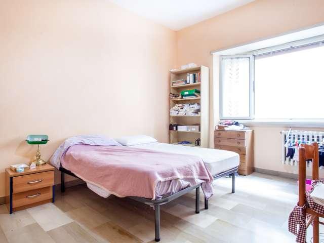 Camera doppia in appartamento con 3 camere da letto a Ostiense, Roma