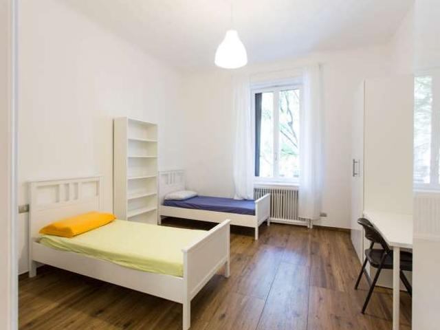 Camera da letto in affitto in appartamento con 9 camere da letto, Città Studi