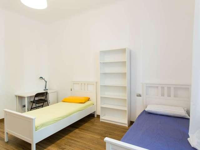 Camera da letto in affitto in appartamento con 9 camere da letto, Città Studi