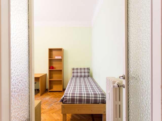 Camera da letto in appartamento in Città Studi, Milano