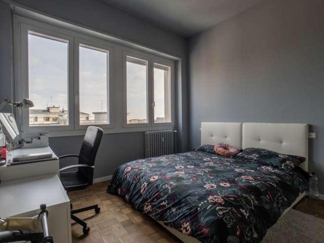 Camera da letto matrimoniale in affitto in un appartamento quadrilocale a Rho