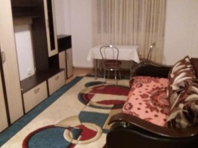 Camera de inchiriat la un apartament cu 3 camere