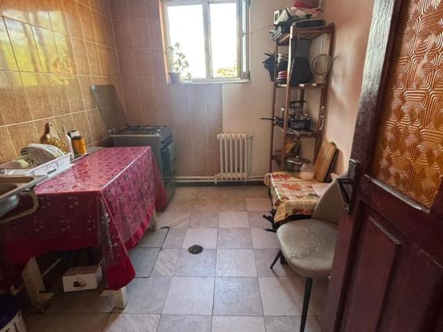 Camera intr o cladire din 2000, Fundatie Pacurari