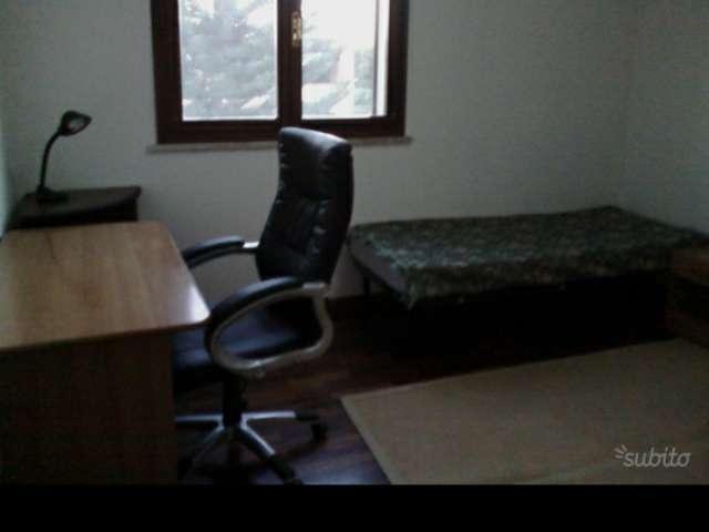Camera in affitto in un appartamento con due camere da letto a Monserrato