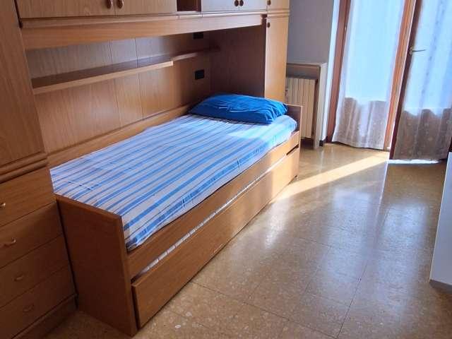 Camera in affitto in un appartamento con una camera da letto ad Affori, Milano