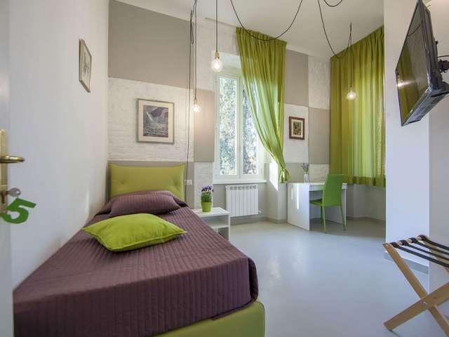Camera in affitto in un appartamento con 8 camere da letto, Monte Sacro, Roma