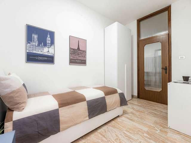 Camera in affitto in un appartamento condiviso con 4 camere da letto ad Arcella