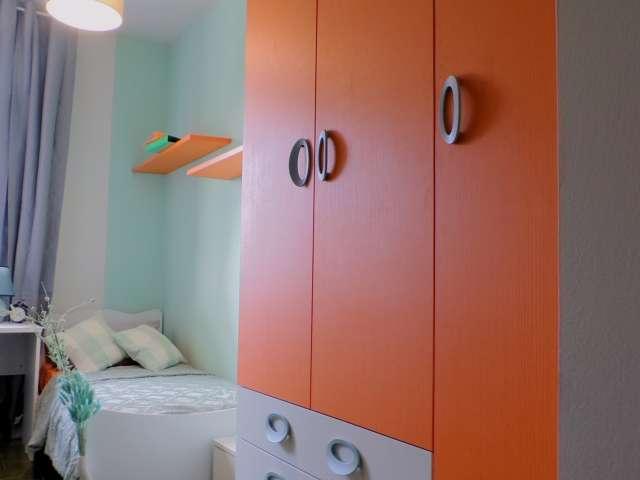 Camera in affitto in un appartamento condiviso con 5 camere da letto a Due Madonne