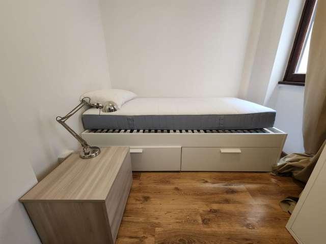 Camera in affitto in un appartamento condiviso con 6 camere da letto a Garbatella, Roma