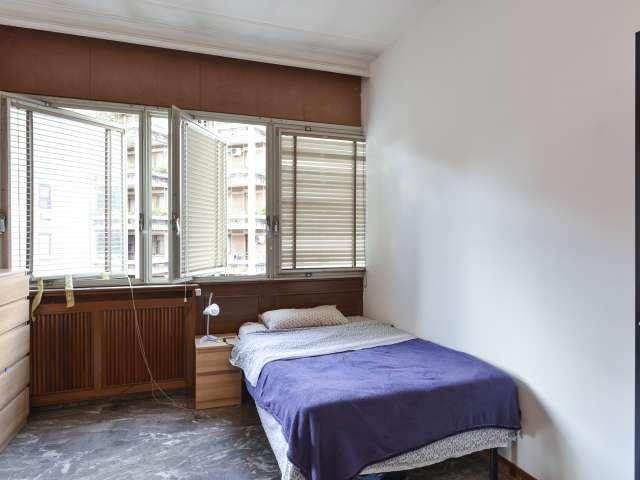 Camera in affitto in un appartamento condiviso con 6 camere da letto a Tormarancia