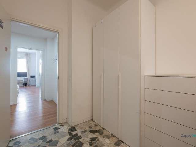 Camera in affitto in un appartamento condiviso con 12 camere da letto a Centrale