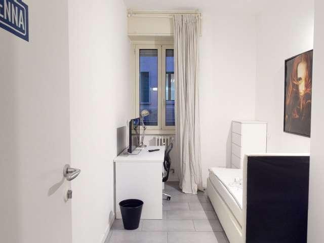 Camera in affitto in un appartamento condiviso con 12 camere da letto a Centrale