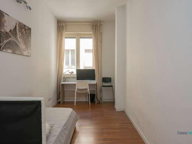 Camera in affitto in un appartamento condiviso con 12 camere da letto a Centrale