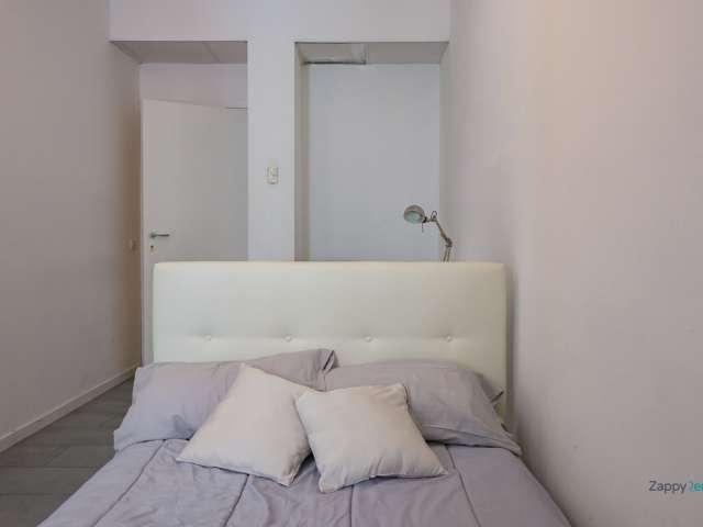 Camera in affitto in un appartamento condiviso con 12 camere da letto a Centrale