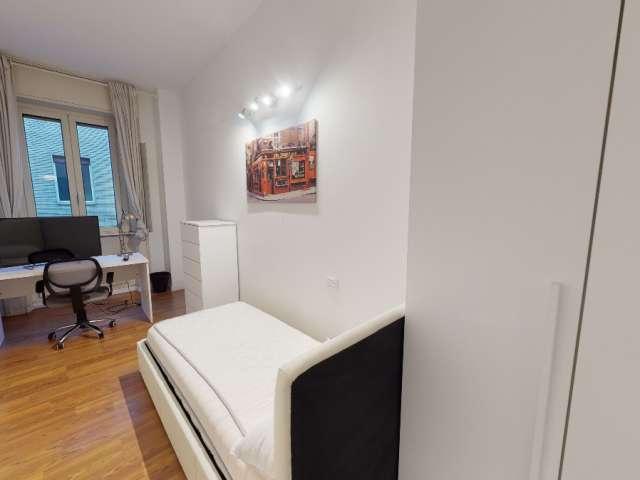Camera in affitto in un appartamento condiviso con 12 camere da letto a Centrale