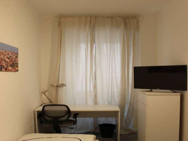 Camera in affitto in un appartamento condiviso con 12 camere da letto a Centrale