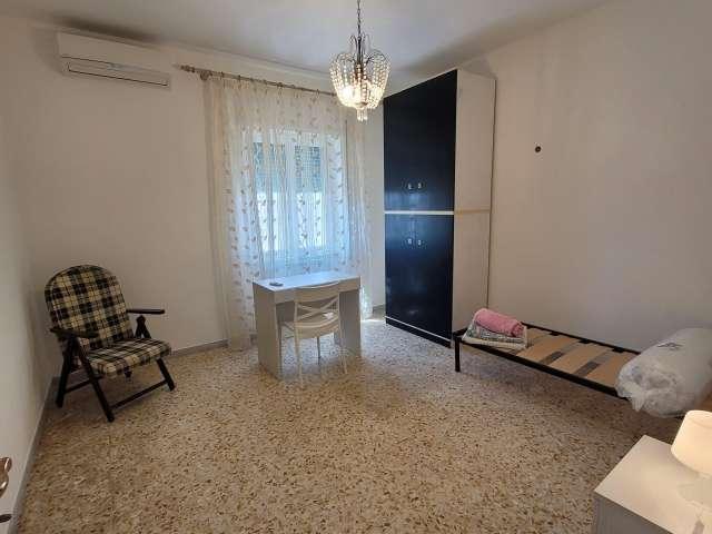 Camera in affitto in un appartamento condiviso con 3 camere da letto a Montespaccato
