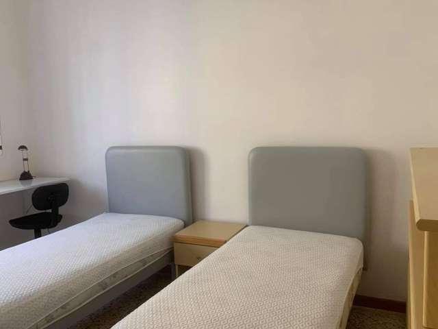 Camera in affitto in un appartamento condiviso con 3 camere da letto a Nomentano