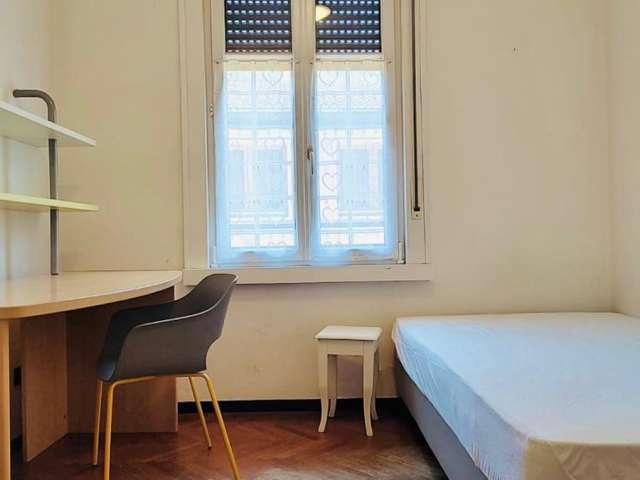 Camera in affitto in un appartamento condiviso con 3 camere da letto, Centro Storico