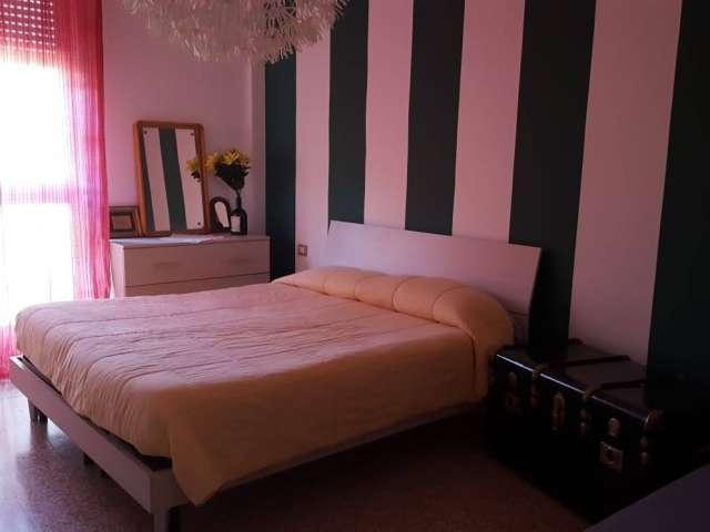 Camera in affitto in appartamento con 2 camere da letto a Milano