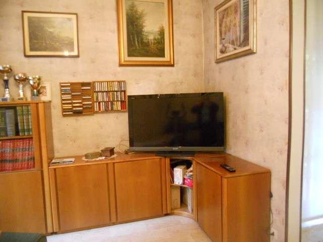 Camera in affitto in appartamento con 2 camere da letto a Milano