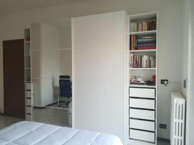 Camera in appartamento condiviso con due camere da letto a Villapizzone