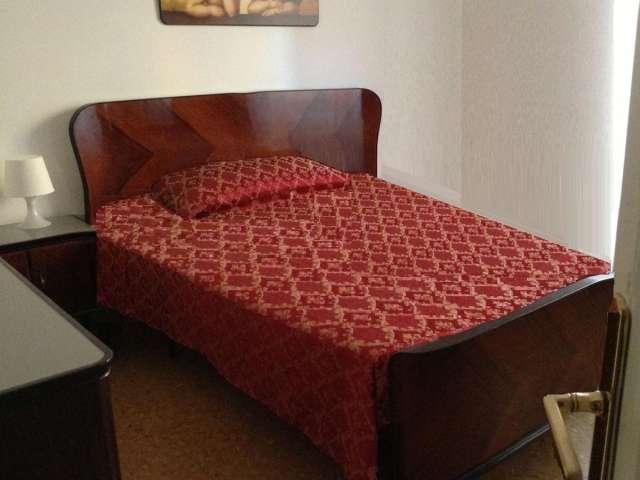 Camera in affitto in appartamento con 2 camere da letto a Roma