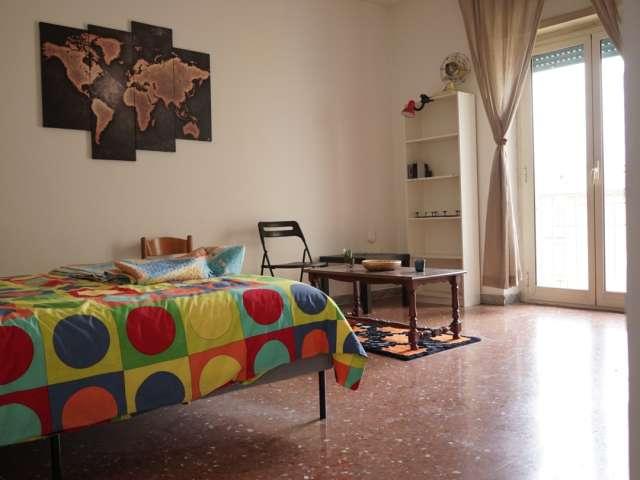 Camera in affitto in appartamento con 2 camere da letto a Roma