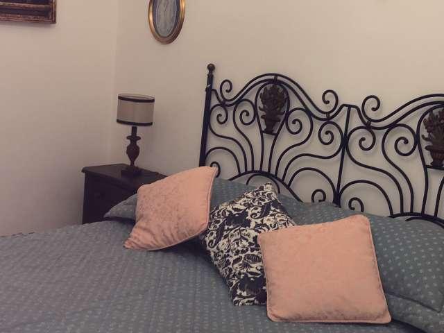 Camera in affitto in appartamento con 2 camere da letto a Roma