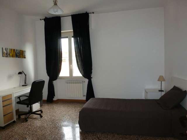 Camera in affitto in appartamento con 2 camere da letto a Roma