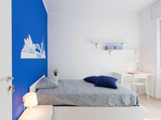 Camera in affitto in appartamento con 3 camere da letto a Milano