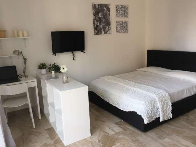 Camera in affitto in appartamento con 3 camere da letto a Milano
