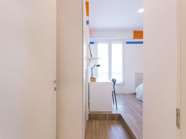 Camera in affitto in appartamento con 3 camere da letto a Milano