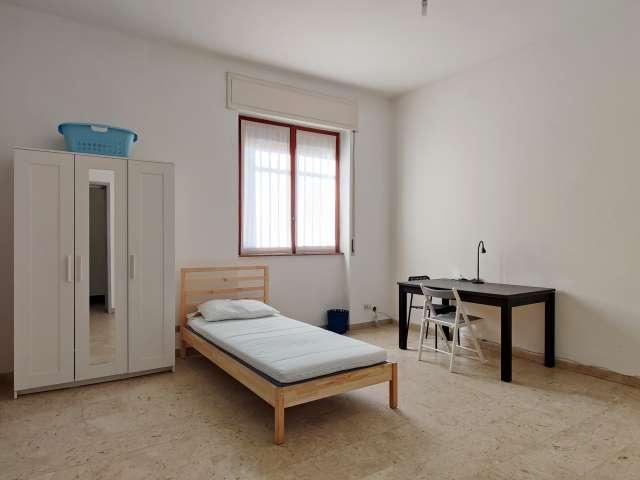 Camera in affitto in appartamento con 3 camere da letto a Milano