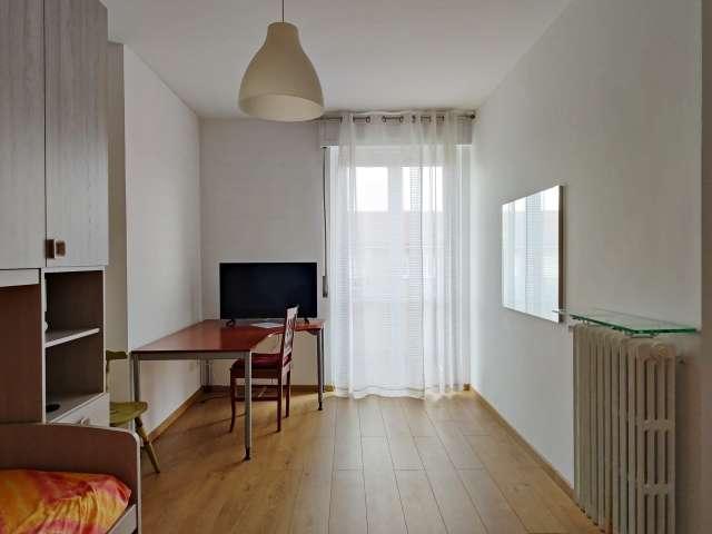 Camera in affitto in appartamento con 3 camere da letto a Milano