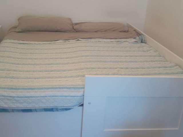 Camera in affitto in appartamento con 3 camere da letto a Milano