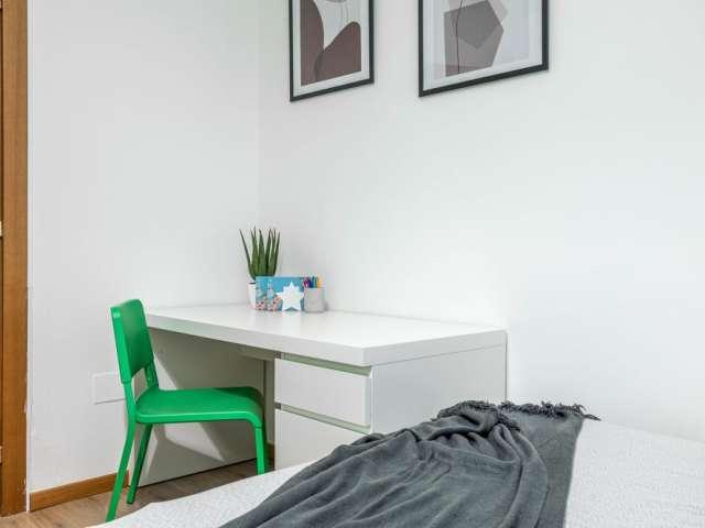 Camera in affitto in appartamento con 3 camere da letto a Milano