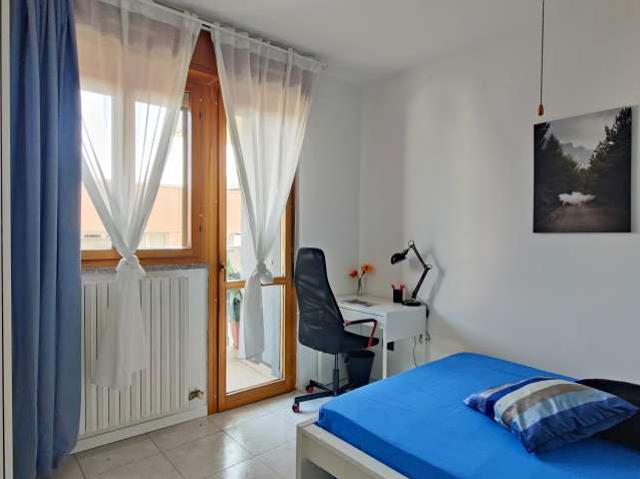 Camera in affitto in appartamento con 3 camere da letto a Milano
