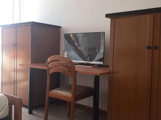 Camera in affitto in appartamento con 3 camere da letto a Milano