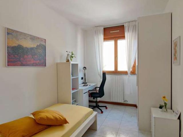Camera in affitto in appartamento con 3 camere da letto a Milano