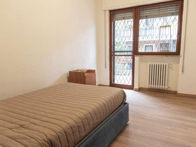 Camera in affitto in appartamento con 3 camere da letto a Roma