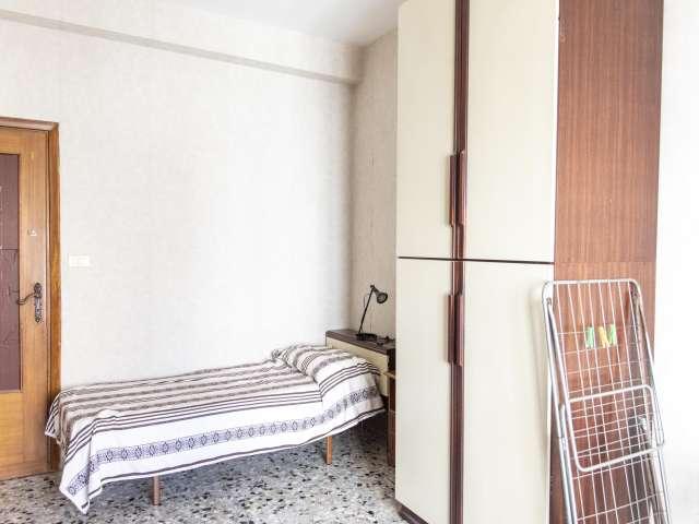Camera in affitto in appartamento con 3 camere da letto a Roma