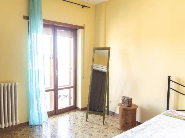 Camera in affitto in appartamento con 3 camere da letto a Roma
