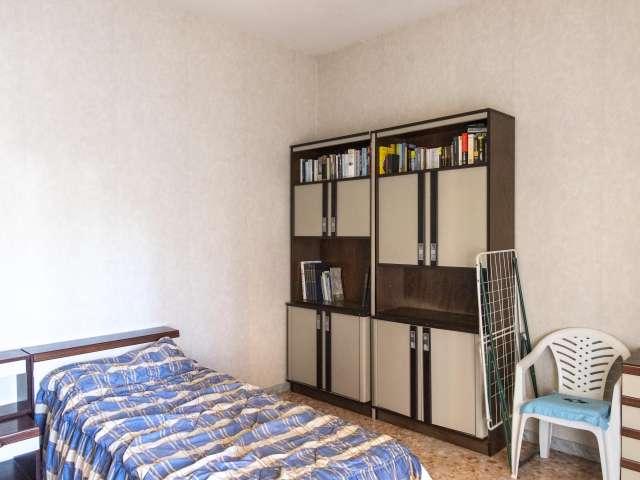 Camera in affitto in appartamento con 3 camere da letto a Roma